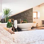 Design-dachwohnung Mit Badewanne & Bergblick In Apartment
