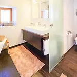 Apartment Design-dachwohnung Mit Badewanne & Bergblick In Saas-Grund