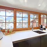 Apartment Design-dachwohnung Mit Badewanne & Bergblick In *