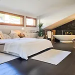 Design-dachwohnung Mit Badewanne & Bergblick In Saas-Grund