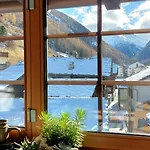 Design-dachwohnung Mit Badewanne & Bergblick In Saas-Grund