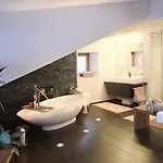 Design-dachwohnung Mit Badewanne & Bergblick In Apartment