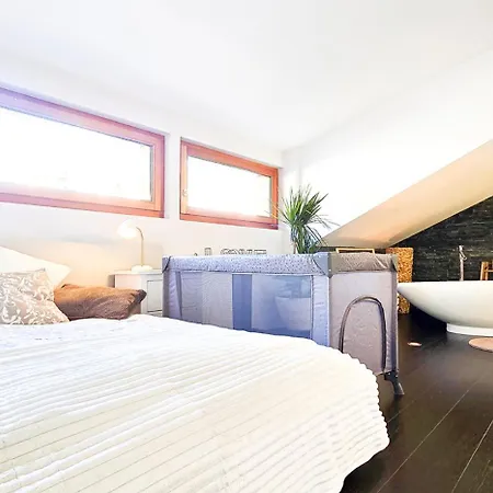 Alpine Design-wohnung Mit Freistehender Badewanne In 아파트 사스그룬트