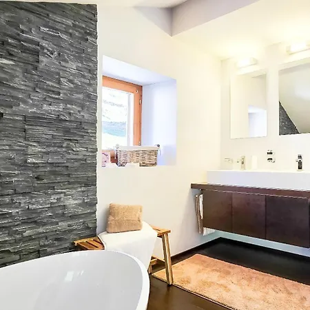 Alpine Design-wohnung Mit Freistehender Badewanne In 사스그룬트