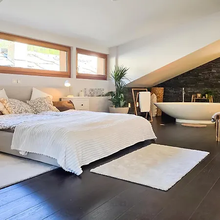 Alpine Design-oase Mit Freistehender Badewanne Saas-Grund