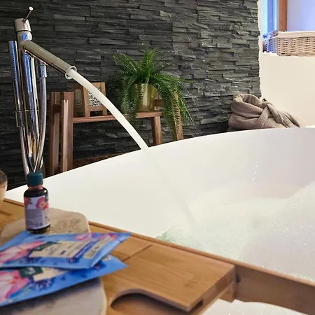 Alpine Design-oase Mit Freistehender Badewanne