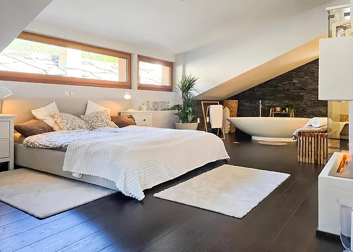 Design-dachwohnung Mit Badewanne & Bergblick In 사스그룬트